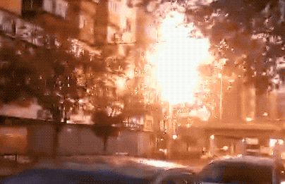 夜晚出现变压器爆炸的现场